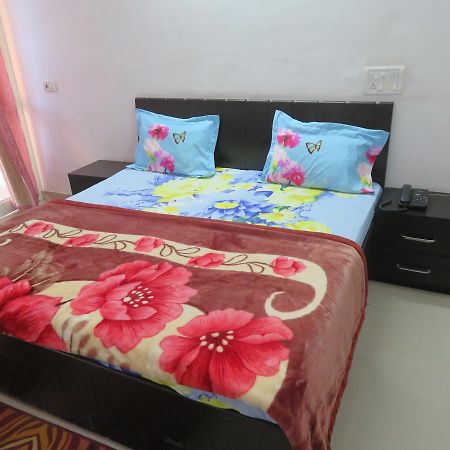 Nikunj Palace Hotel Vrindāvan Esterno foto