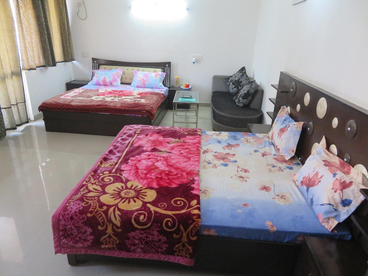 Nikunj Palace Hotel Vrindāvan Esterno foto