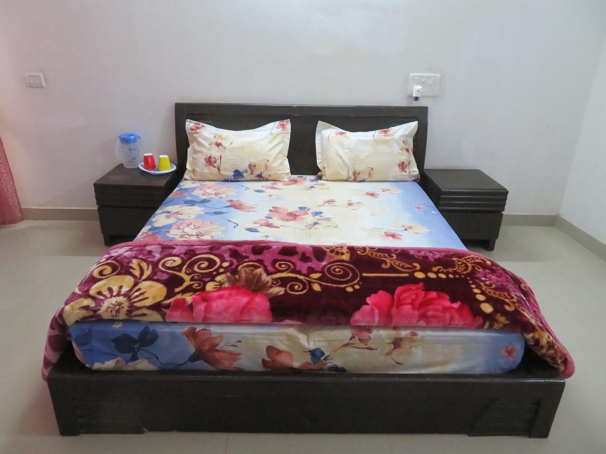 Nikunj Palace Hotel Vrindāvan Esterno foto