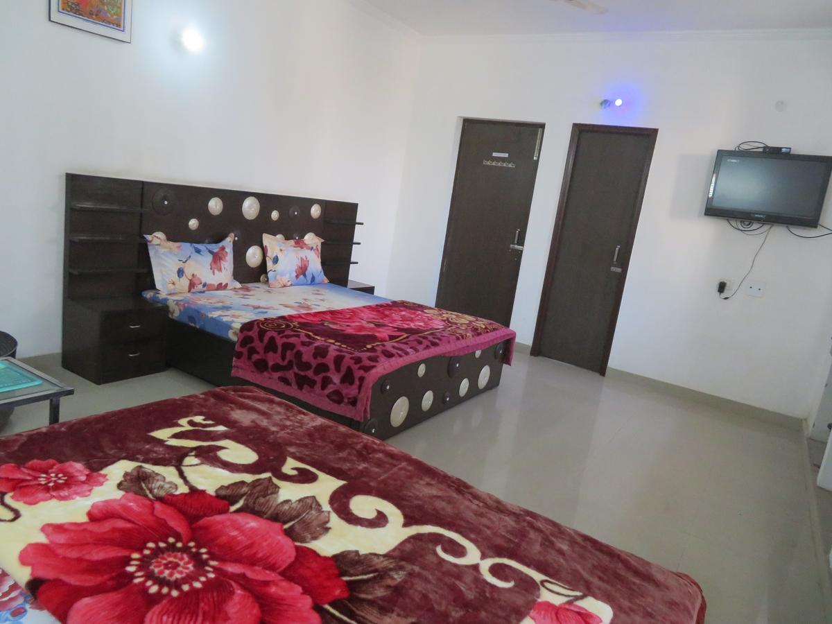 Nikunj Palace Hotel Vrindāvan Esterno foto
