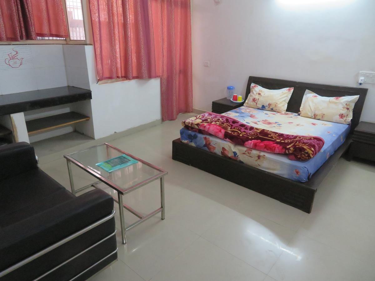Nikunj Palace Hotel Vrindāvan Esterno foto