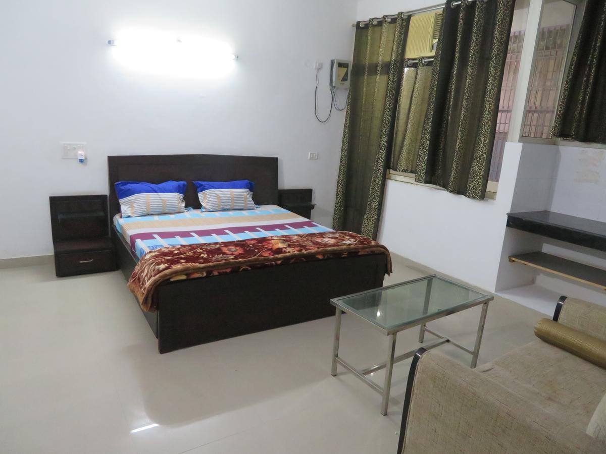 Nikunj Palace Hotel Vrindāvan Esterno foto
